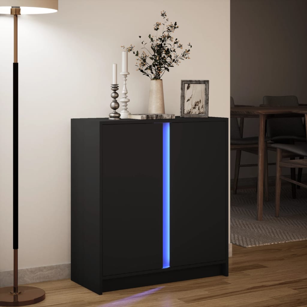 Móvel preto com iluminação LED azul e decoração com castiçais, vaso e moldura