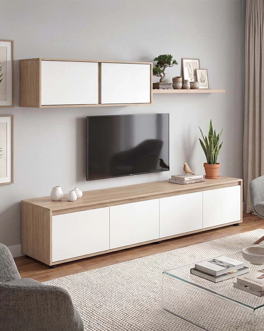Móvel de sala moderno em madeira clara e branco com decoração e televisão