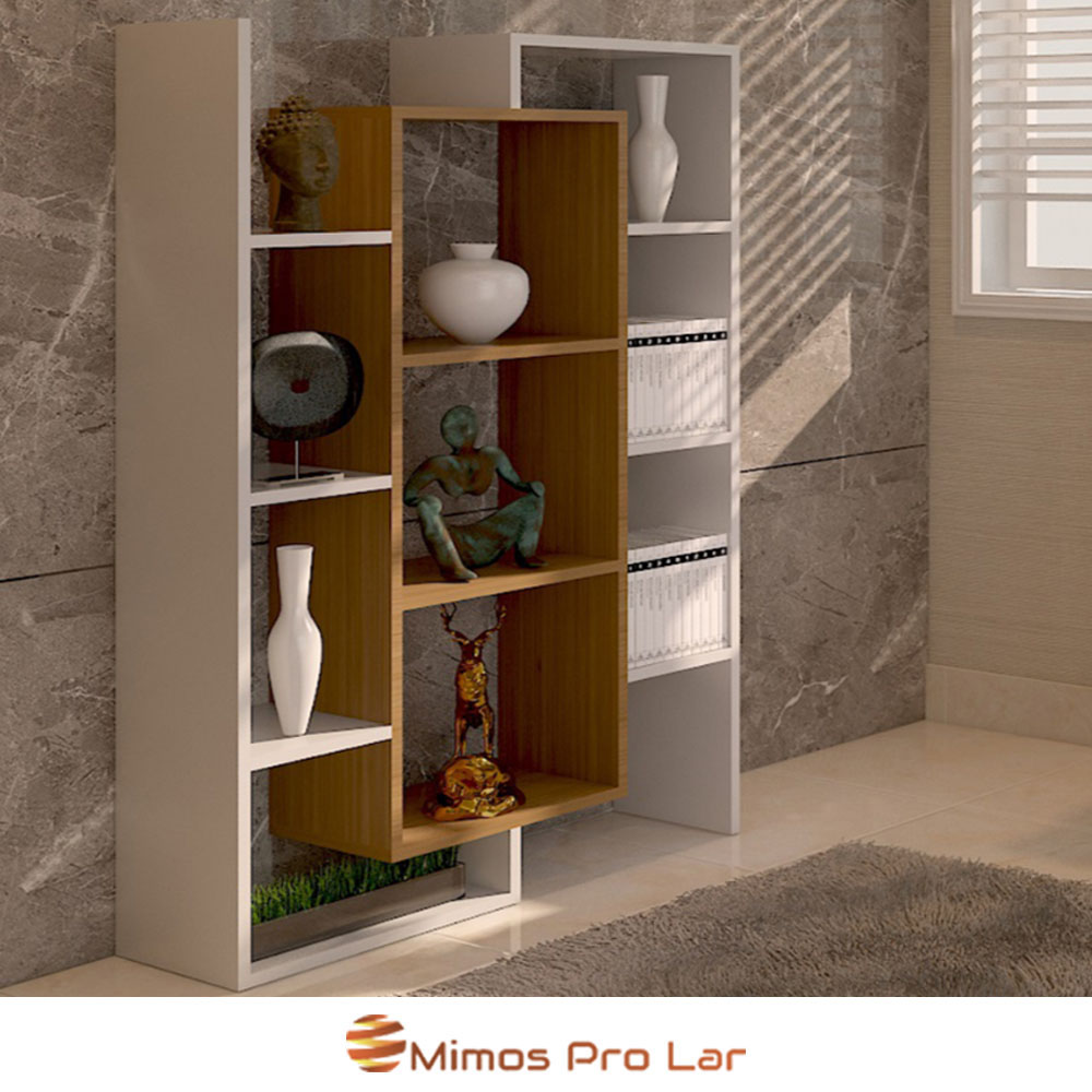 Estante modular branca e madeira clara com decoração e caixas brancas em sala com parede cinza e tapete cinzento