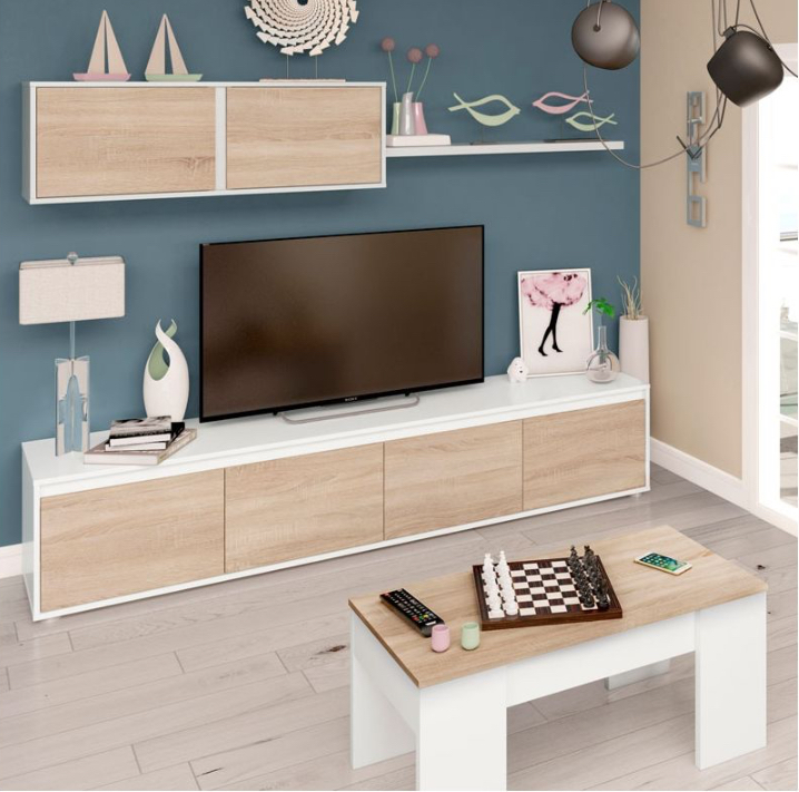 Sala com móvel de TV em madeira clara e branca, armário suspenso, mesa de centro, e decoração em parede azul e bege