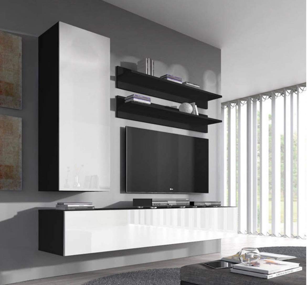 Móvel de sala de estar moderno com armários suspensos, estantes, televisão e janela com cortina vertical