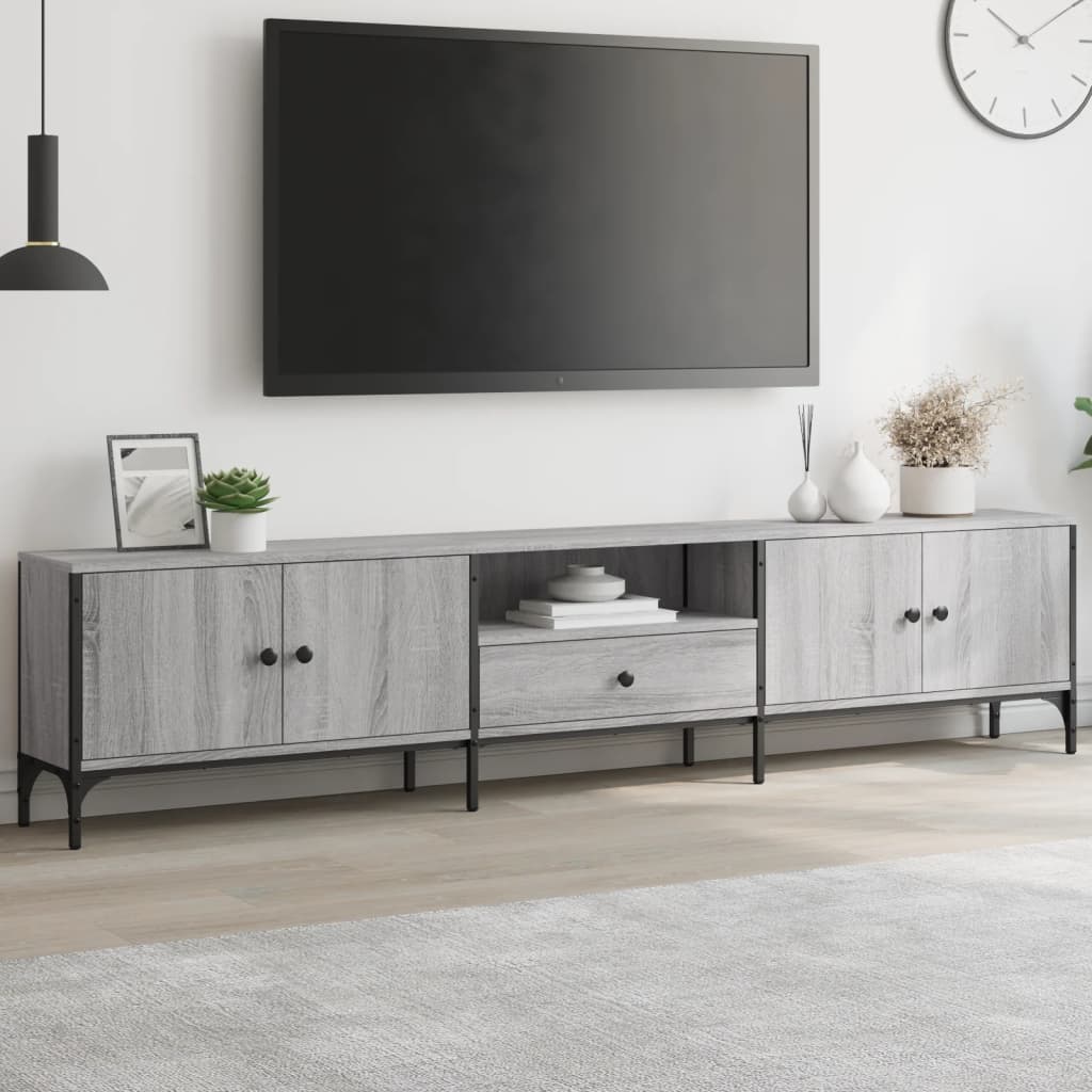 Móvel de TV cinzento claro com estrutura preta, decorado, televisão montada na parede e relógio de parede