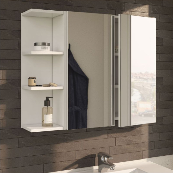 Móvel de casa de banho branco com espelho e prateleiras com frascos