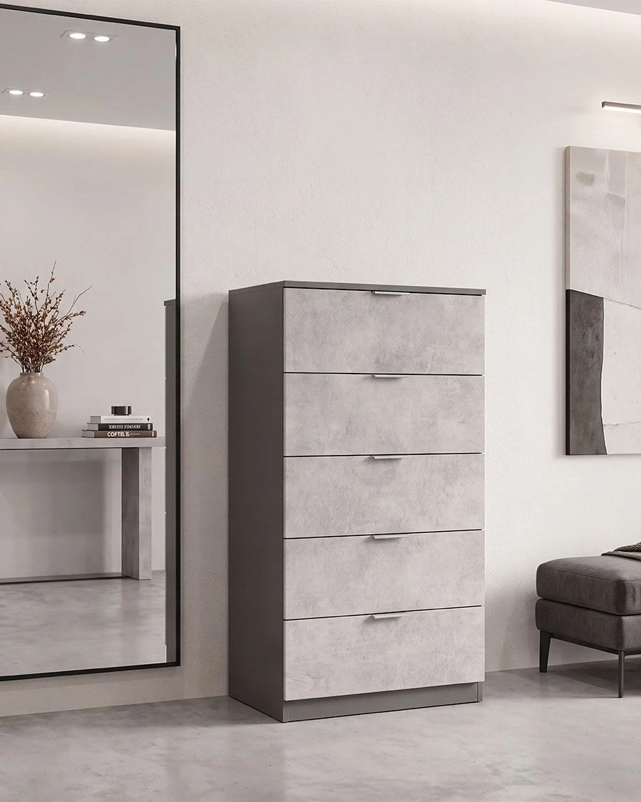 Cómoda cinza claro com 5 gavetas em ambiente minimalista com espelho e decoração