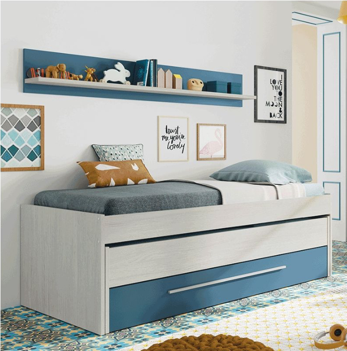 Cama de solteiro em madeira clara com gaveta azul, prateleira azul com objetos e quadros na parede