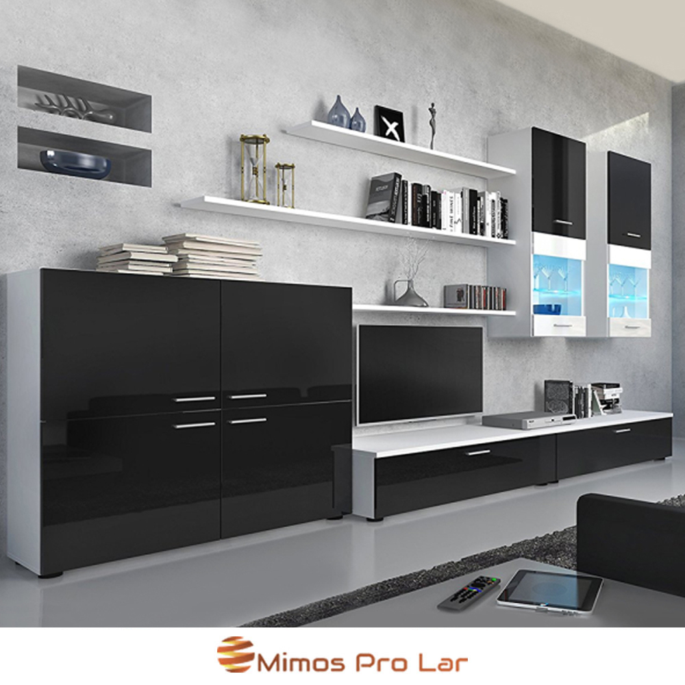 Móveis de sala em preto e branco com televisão e decoração, em parede cinzenta e chão cinzento claro.