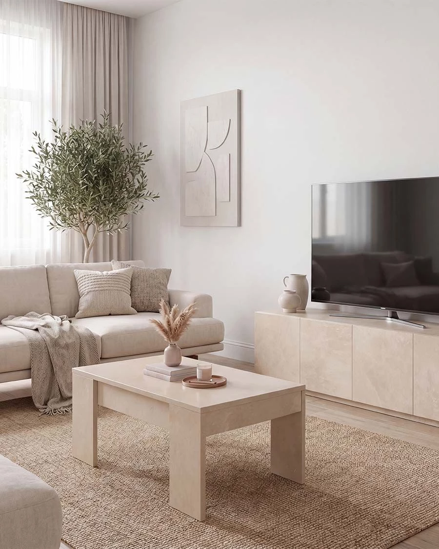 Sala de estar com decoração neutra, mesa de centro bege, sofá, tapete de fibras naturais, estante e televisão