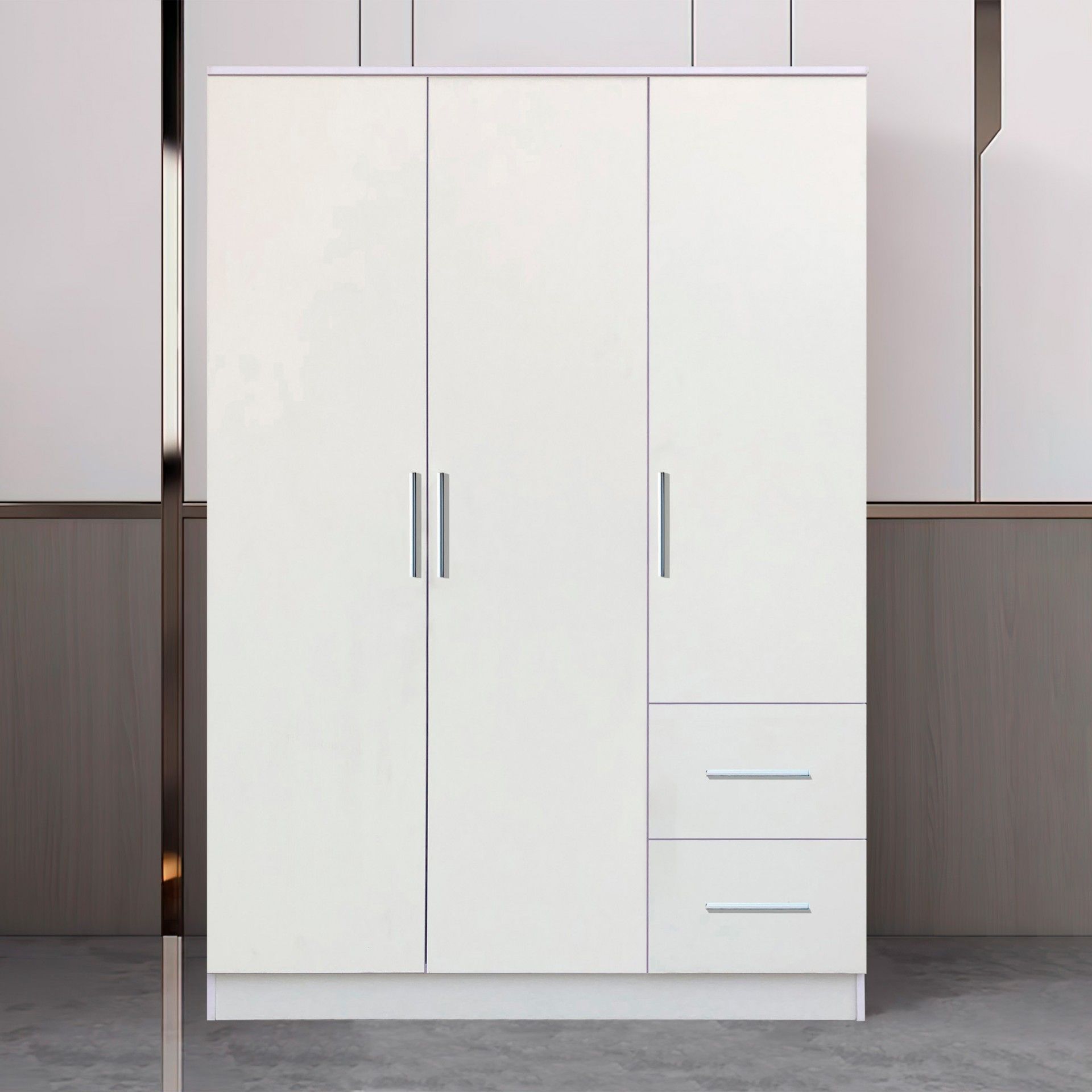 Roupeiro branco com três portas e duas gavetas com puxadores metálicos