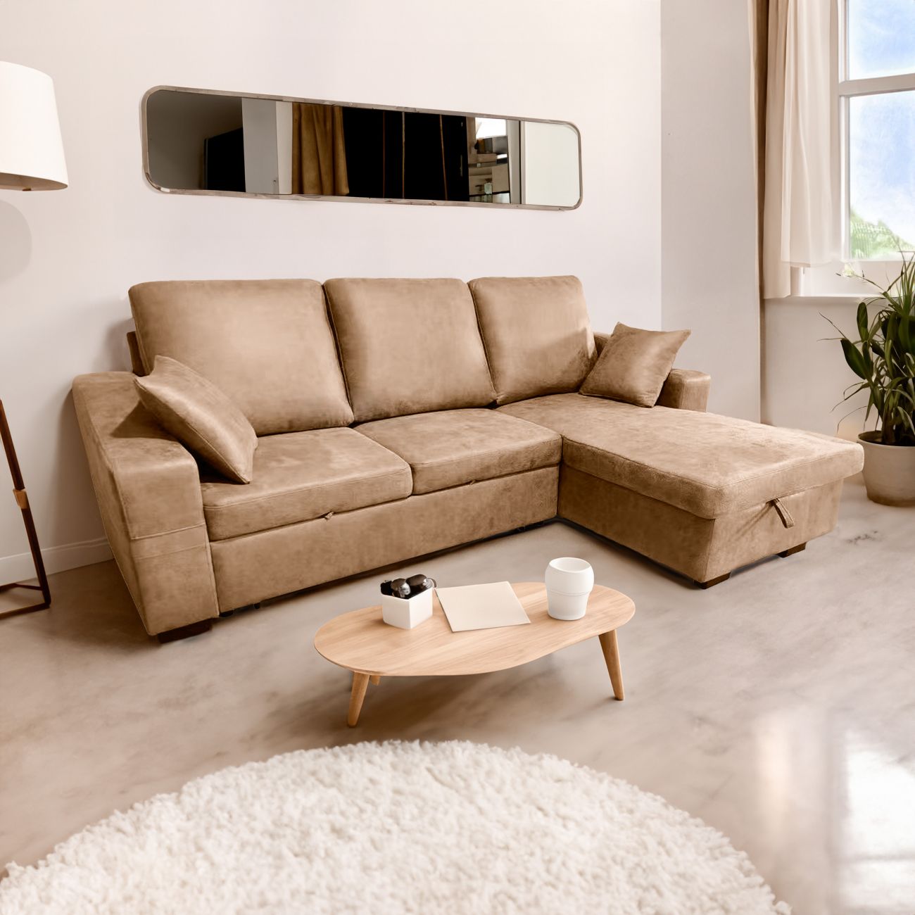 Sofá chaise longue castanho claro numa sala com mesa de centro, tapete branco e espelho na parede