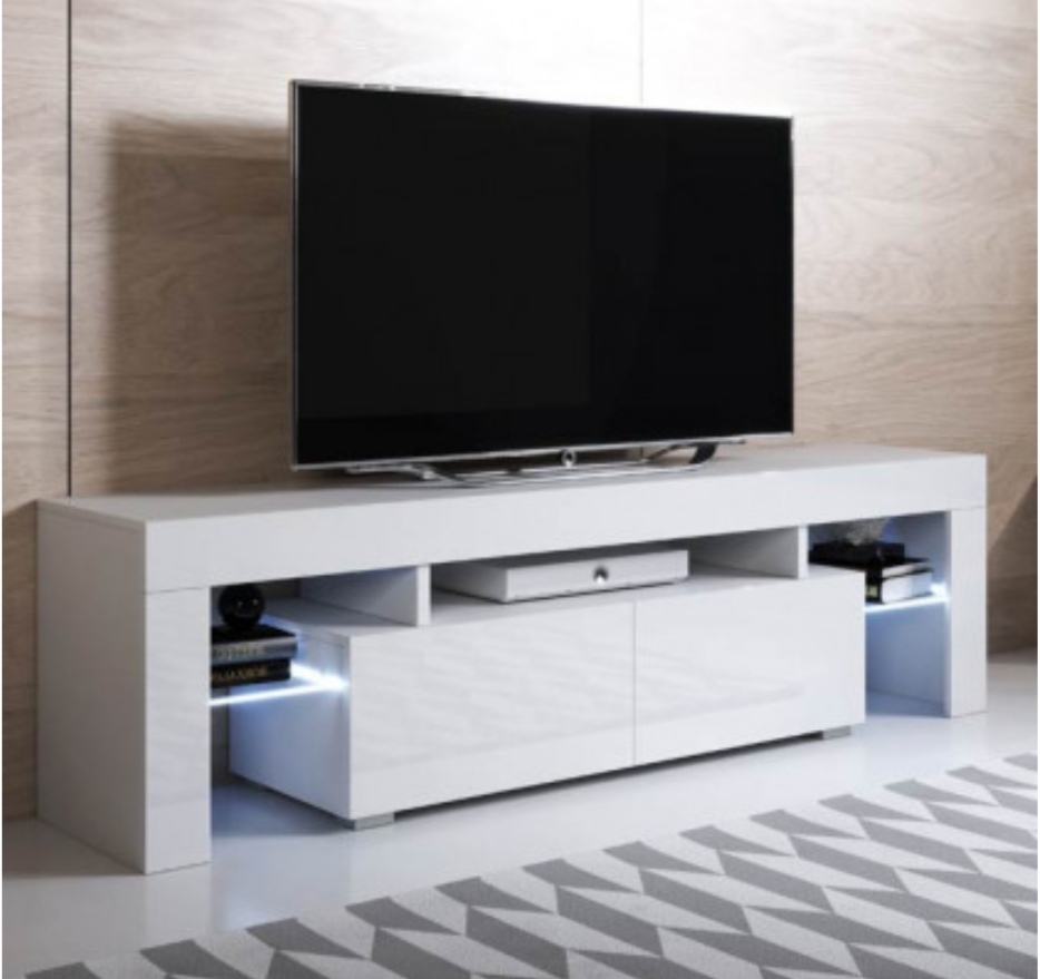 Móvel TV branco com prateleiras e iluminação LED azul, televisão e parede de madeira clara