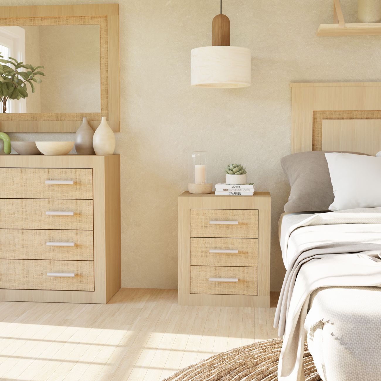 Quarto com móveis de madeira clara, cómoda, mesa de cabeceira, candeeiro pendente e cama arrumada