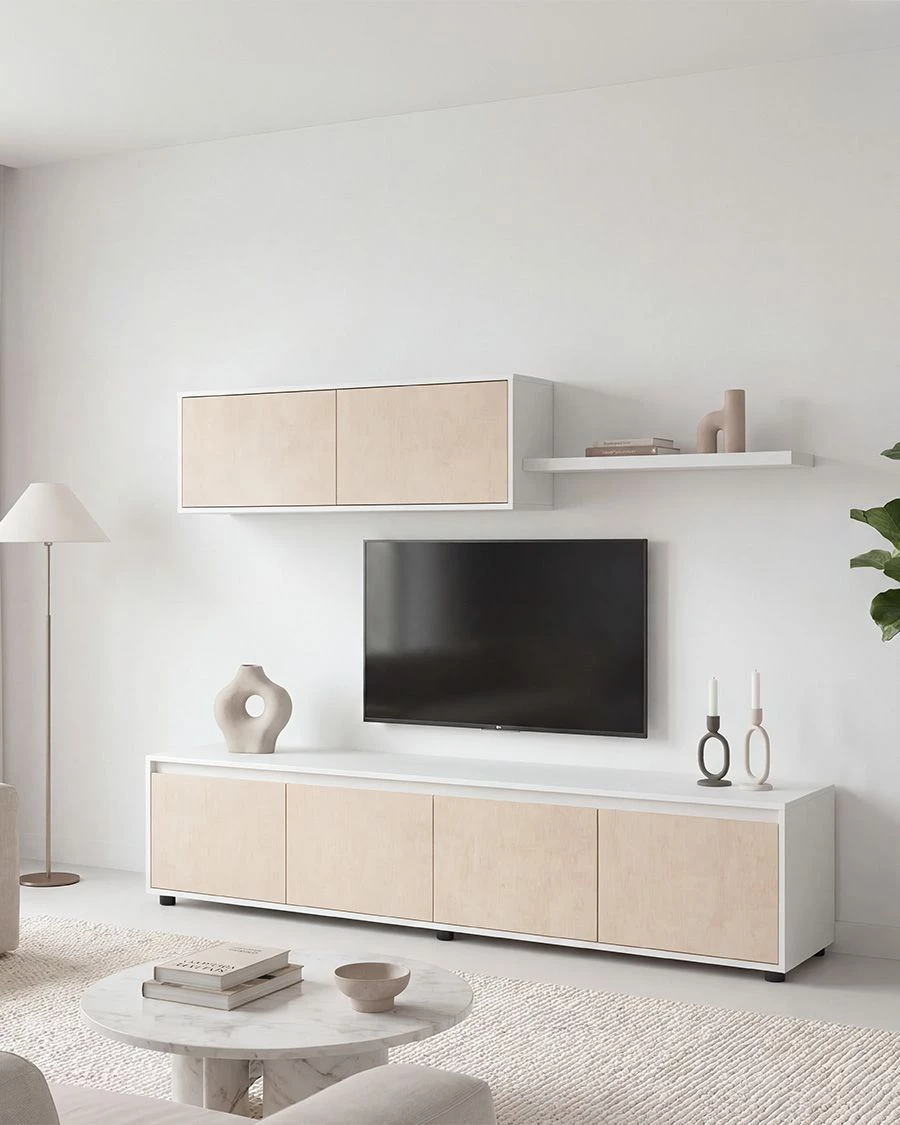 Móvel de TV branco com portas em madeira clara e decoração minimalista