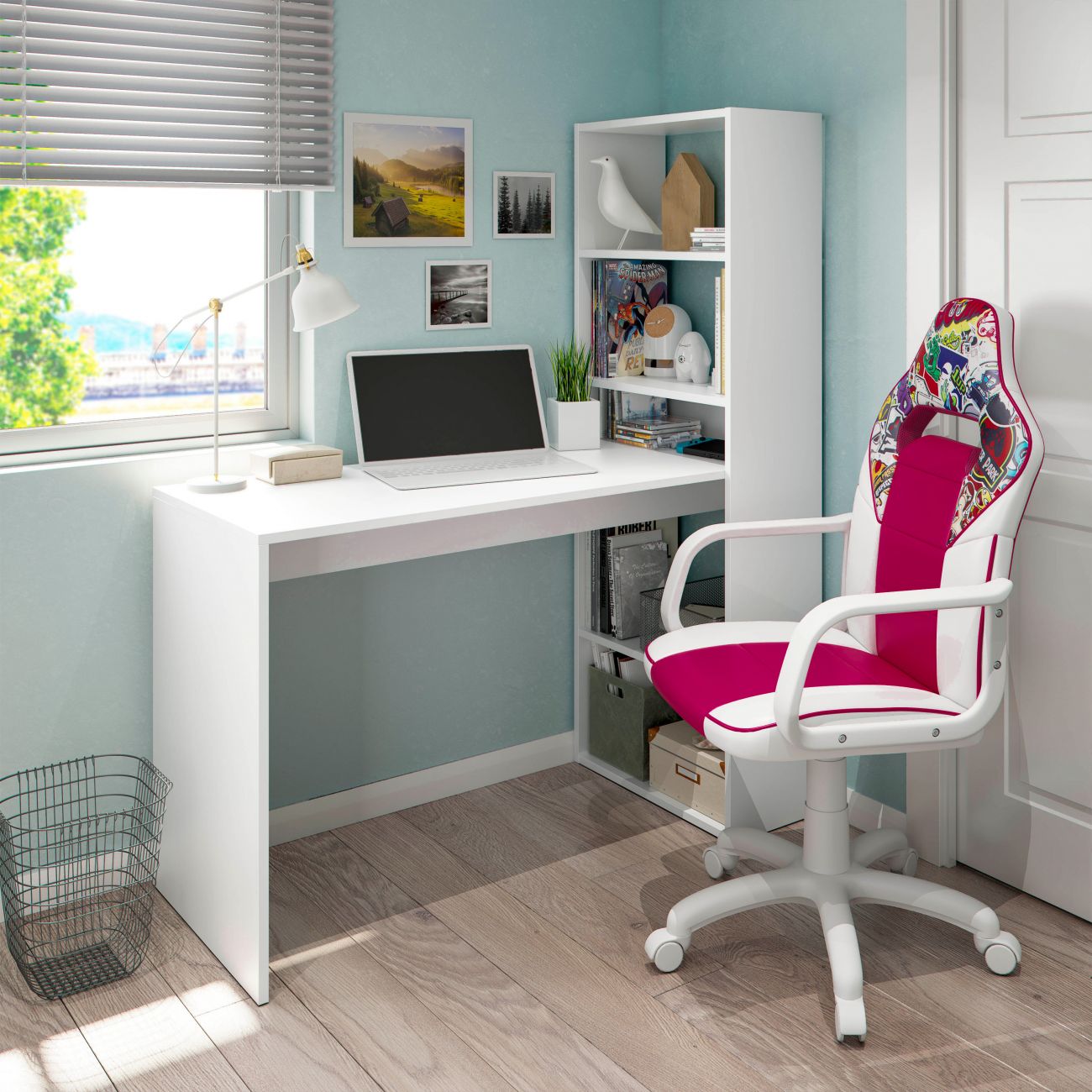 Escritório com secretária branca e cadeira rosa e branca junto a janela com persiana