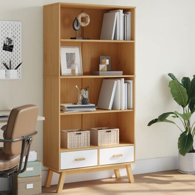 Estante de madeira com prateleiras e gavetas, decorada com livros e objetos, numa sala clara