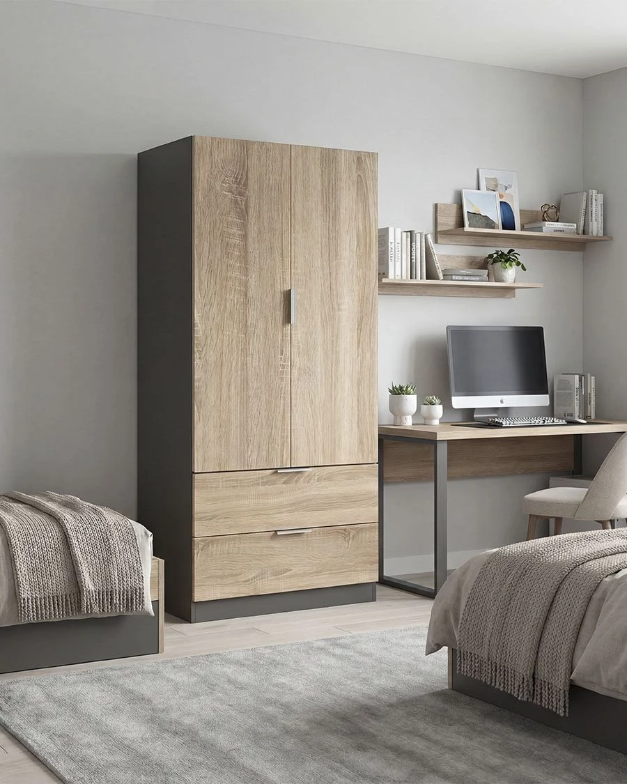 Quarto com armário de madeira clara, cama cinza, secretária com computador e prateleiras com livros