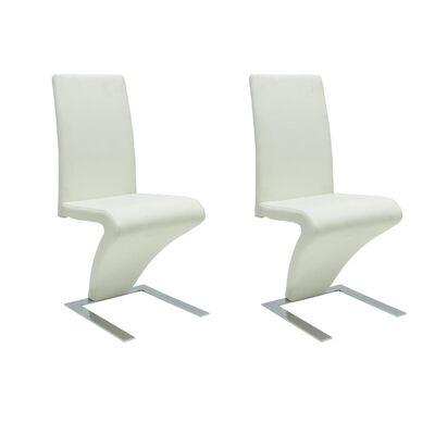 Duas cadeiras modernas estofadas em couro branco com estrutura metálica em forma de Z.