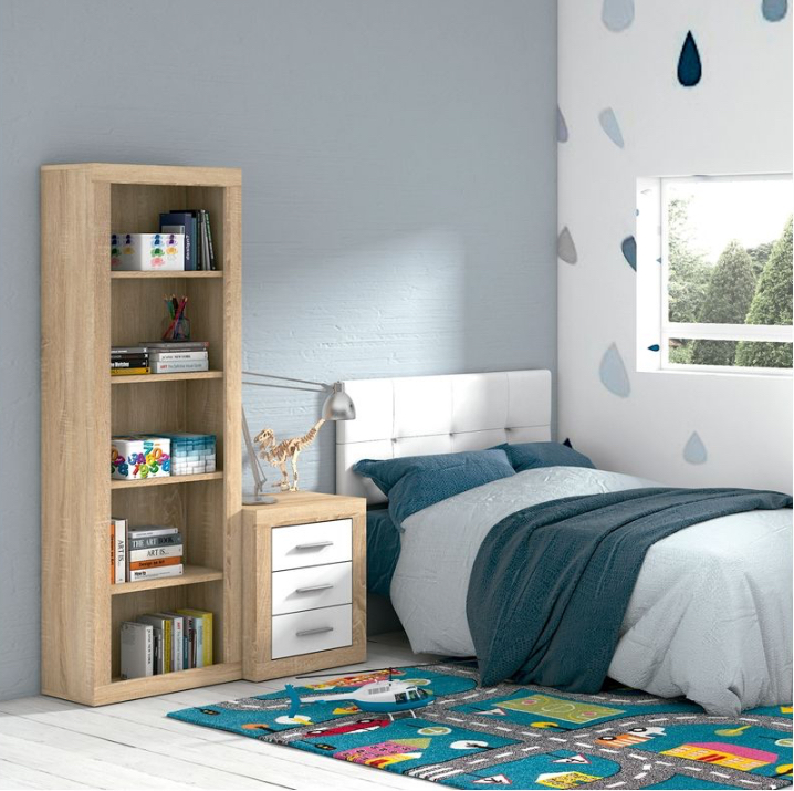 Quarto com cama, mesa de cabeceira, estante de madeira e carpete colorida