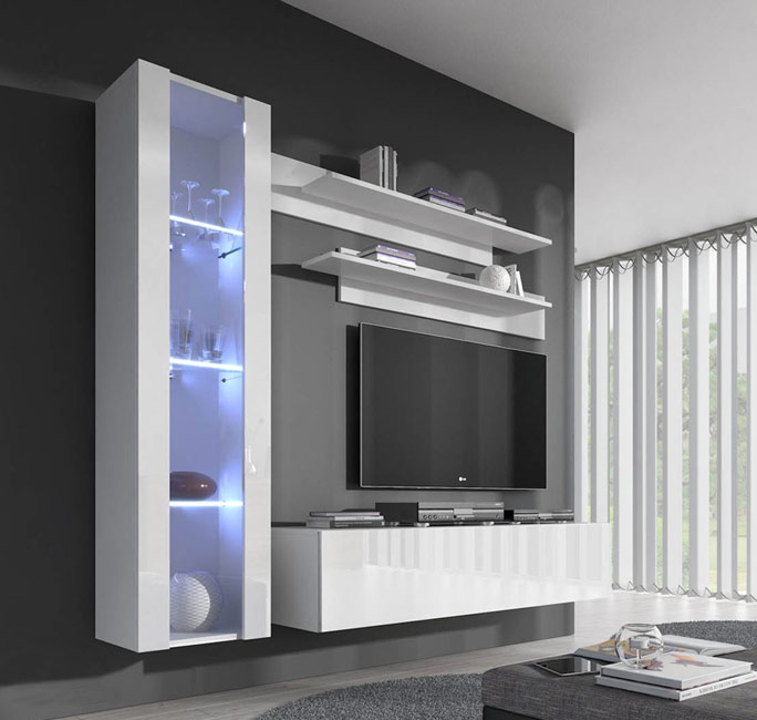 Móvel modular branco com prateleiras, armário de vidro iluminado, TV montada em parede preta numa sala moderna