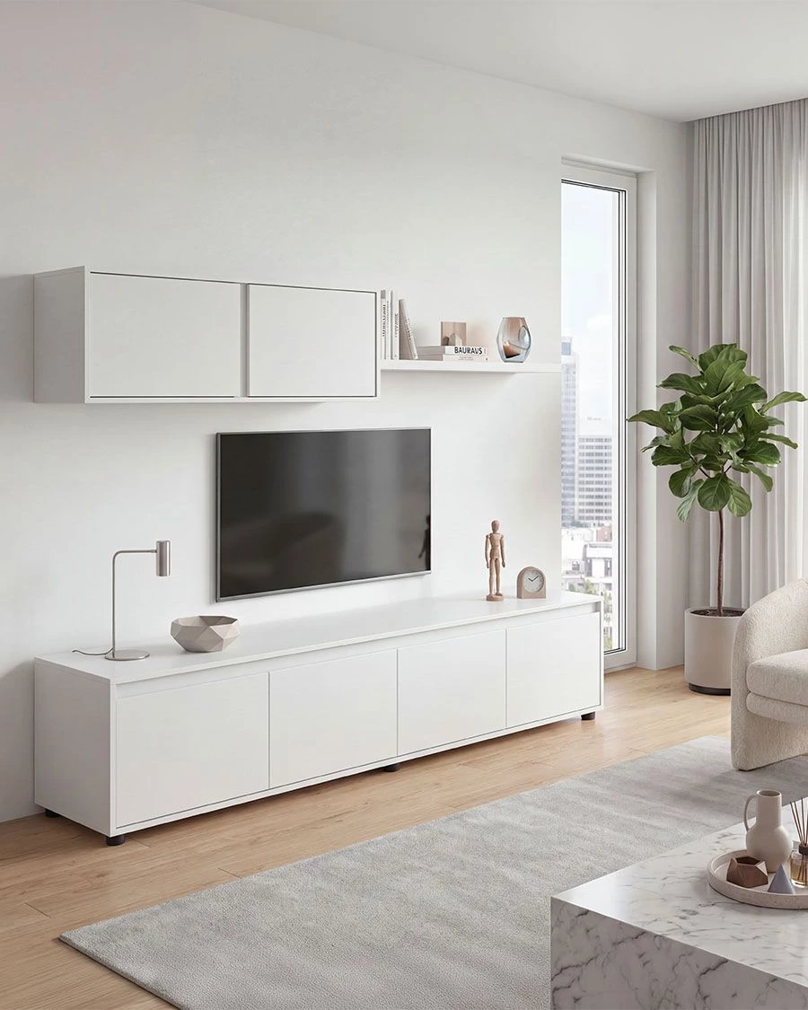 Móvel de TV branco moderno com armários fechados, decoração minimalista em sala bem iluminada.