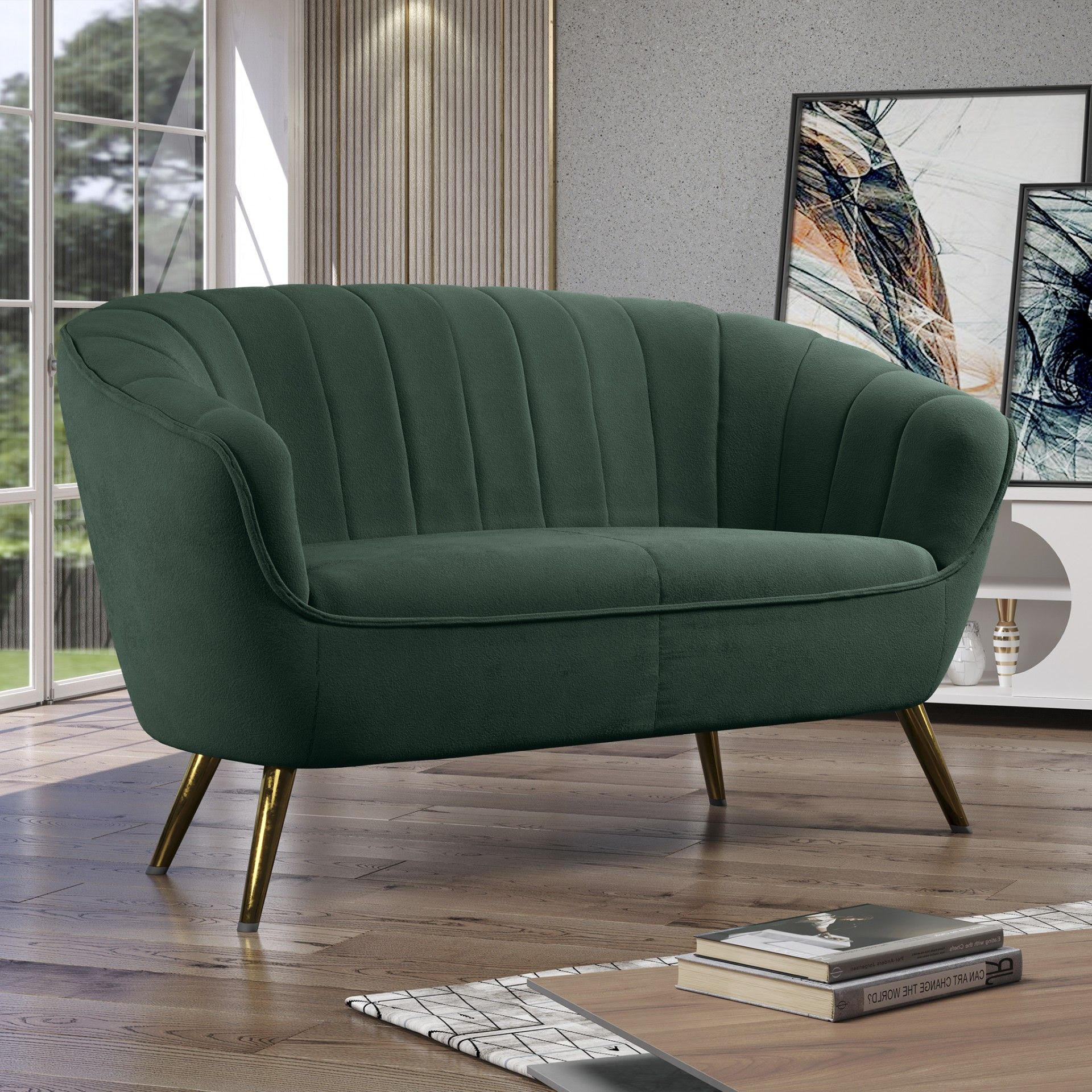 Sofá de veludo verde escuro com pernas douradas numa sala moderna