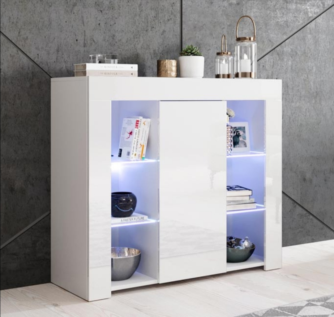 Móvel branco lacado com prateleiras iluminadas e decoração