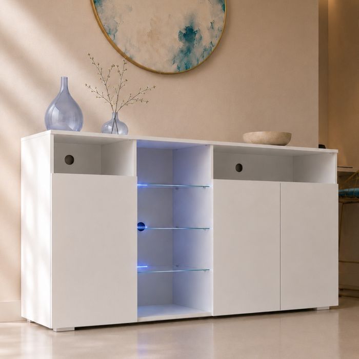 Móvel branco com portas e prateleiras de vidro iluminadas e decoração minimalista