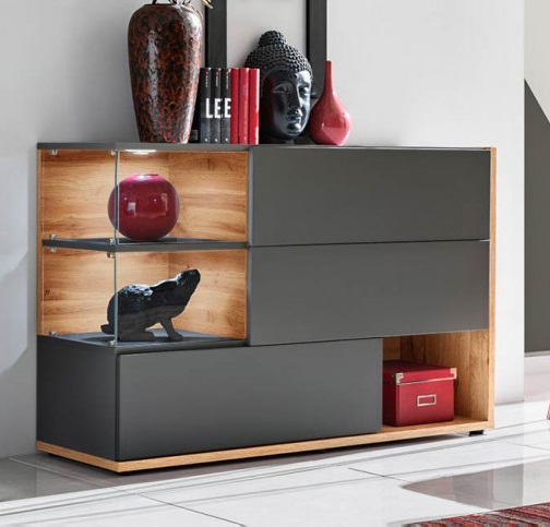 Móvel cinza com prateleiras de vidro e decoração variada