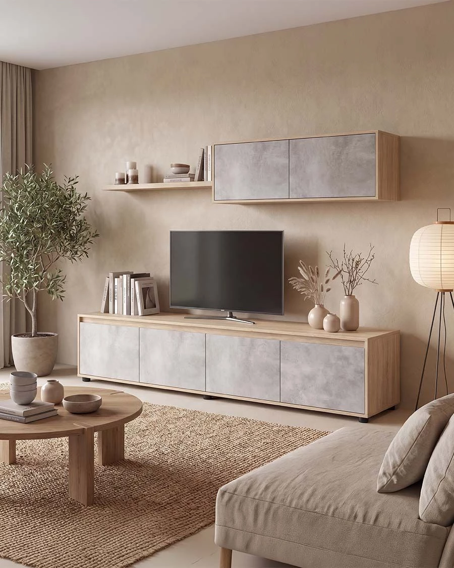 Móvel de TV em madeira clara com portas cinza num ambiente de sala neutra e moderna.