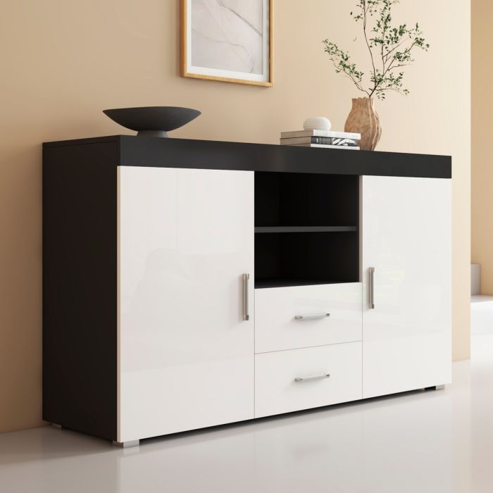 Móvel buffet preto com portas brancas e decoração minimalista.
