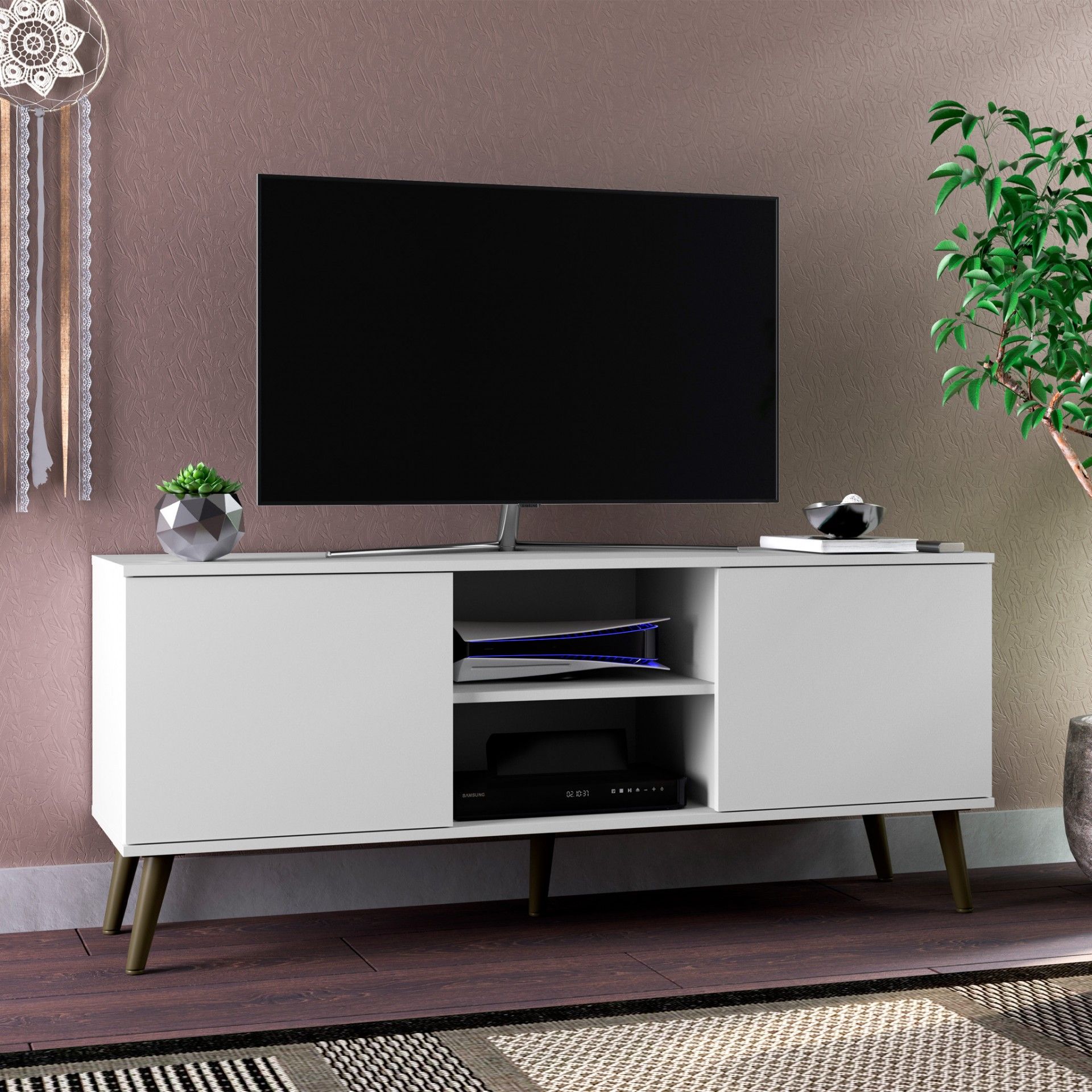 Móvel TV branco com pernas de madeira, televisor preto e planta verde num ambiente interior