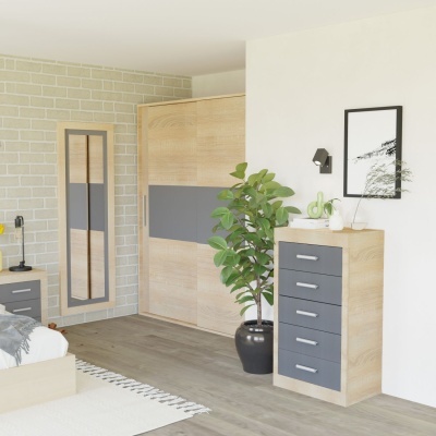 Quarto moderno com móveis em madeira clara e detalhes cinzentos, planta em vaso preto e espelho na parede