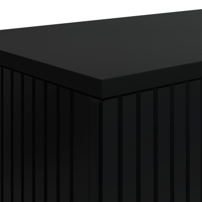 Canto de móvel preto com superfície lisa e painéis verticais texturizados em preto