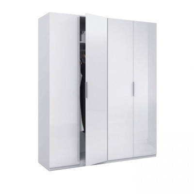 Guarda-roupa branco de 4 portas com uma porta aberta mostrando roupas no interior