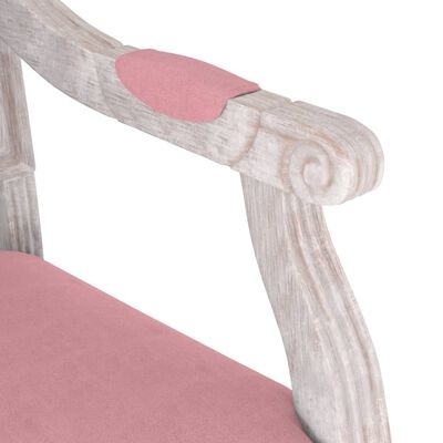 Braço de cadeira de madeira clara com almofadas rosa no apoio e assento