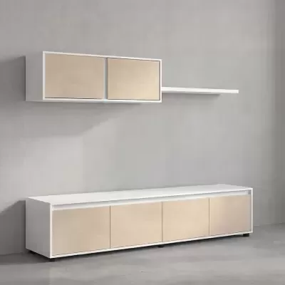 Móvel de sala modular com portas bege claro e estrutura branca, com móvel inferior e móvel suspenso com prateleira.
