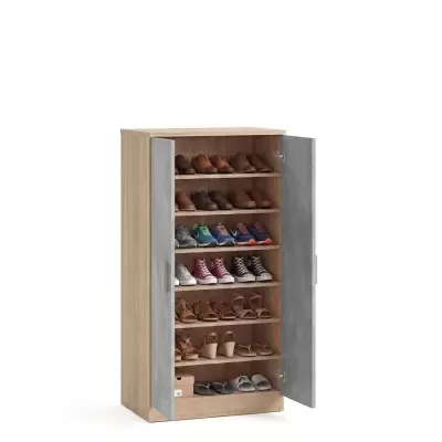 Armário de sapatos em madeira clara com portas cinzentas abertas cheio de vários tipos de calçado