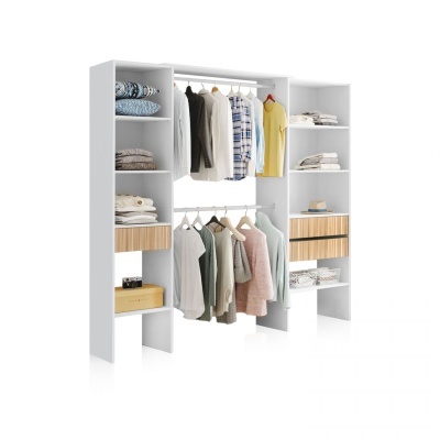 Guarda-roupa modular branco com prateleiras, gavetas em madeira clara e roupas penduradas