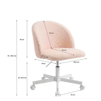 Cadeira de escritório rosa claro com estofado felpudo e base branca com rodízios