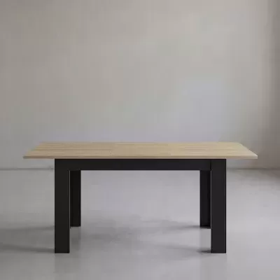 Mesa de jantar retangular com tampo madeira clara e pés pretos