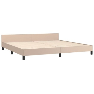 Cama bege com cabeceira e ripas de madeira sobre fundo branco