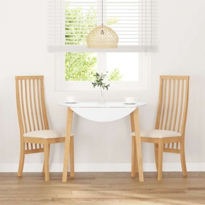 Mesa de jantar branca com duas cadeiras de madeira e assentos claros numa sala iluminada