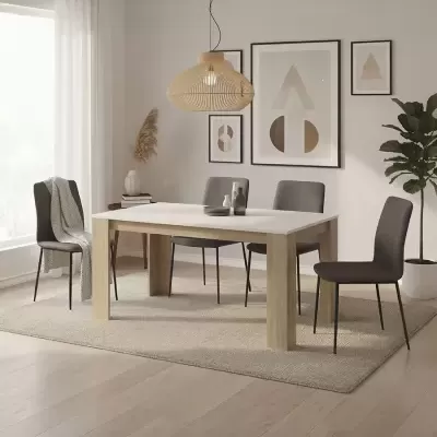 Sala de jantar com mesa branca de madeira clara, cadeiras cinzentas e candeeiro de rattan