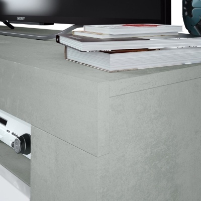 Móvel de televisão cinza com livros empilhados e televisão Sony
