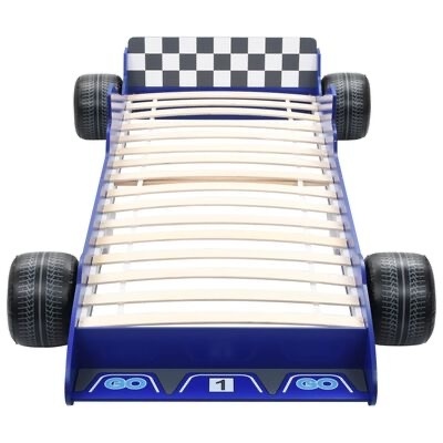 Cama infantil azul em forma de carro de corrida com rodas pretas e cabeceira xadrez