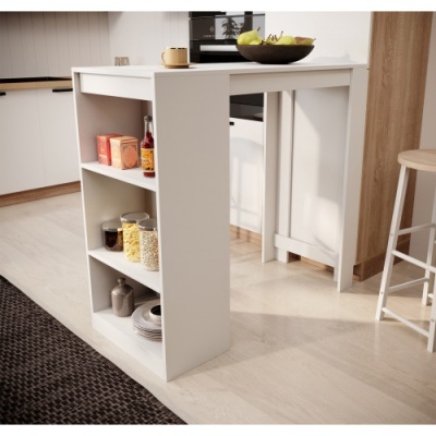 Mesa alta branca com prateleiras e objetos de cozinha