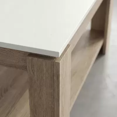 Mesa de centro branca e madeira clara com prateleira inferior