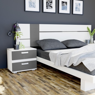 Quarto moderno com cama branca, roupa de cama cinzenta, mesa de cabeceira bicolor, candeeiro de parede e quadros cinzentos na parede