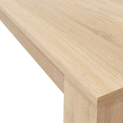 Mesa de madeira clara com textura natural