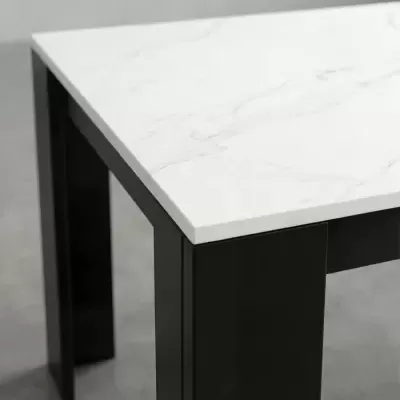 Mesa com tampo branco efeito mármore e pés pretos
