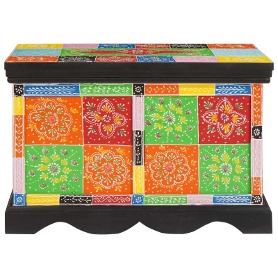 Mesa decorativa colorida com padrões florais pintados à mão